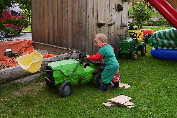 Kind mit Traktor Kind mit Traktor